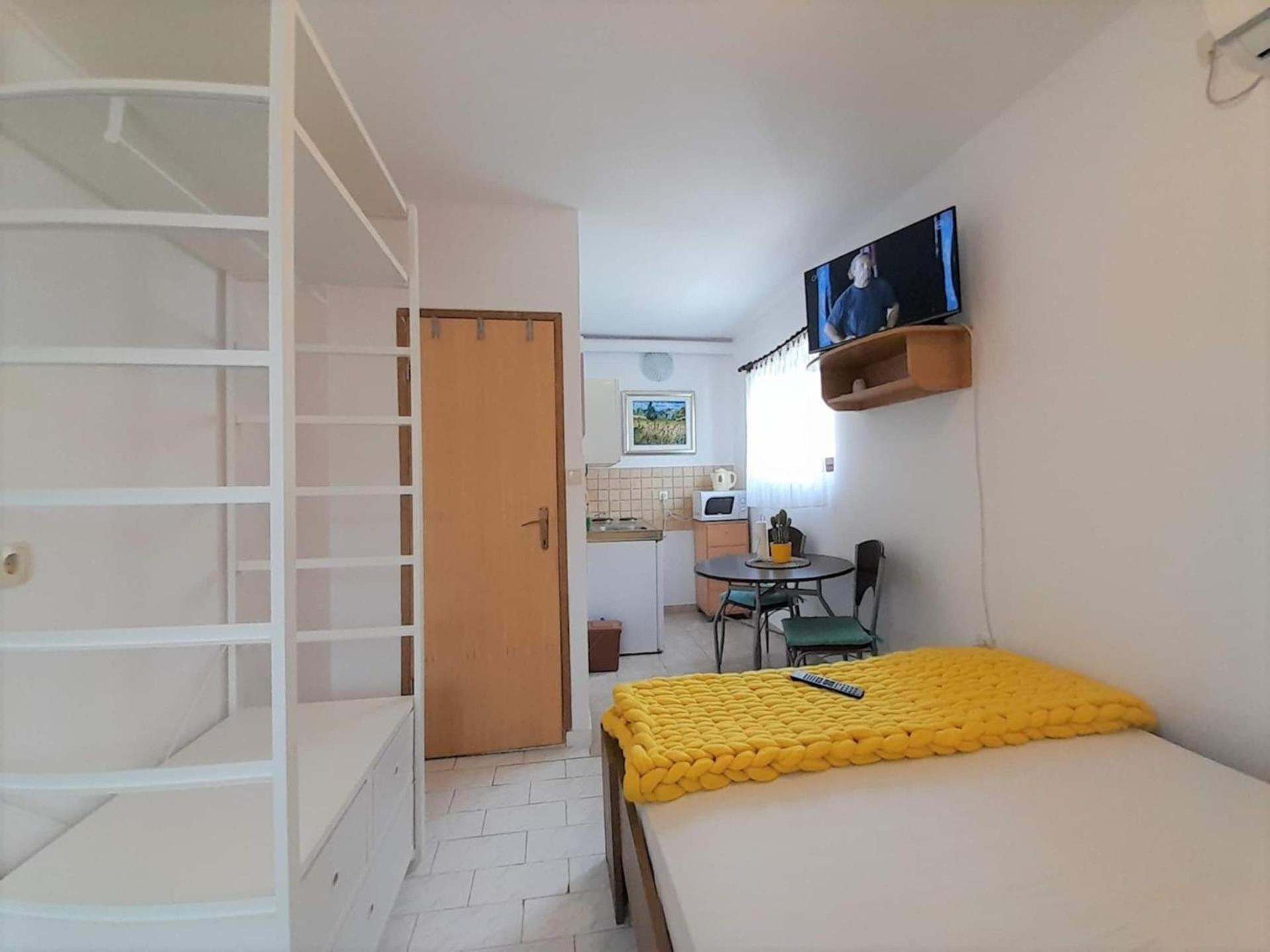 Lovely Studio Malina Close To The Beach Krk Town Bagian luar foto