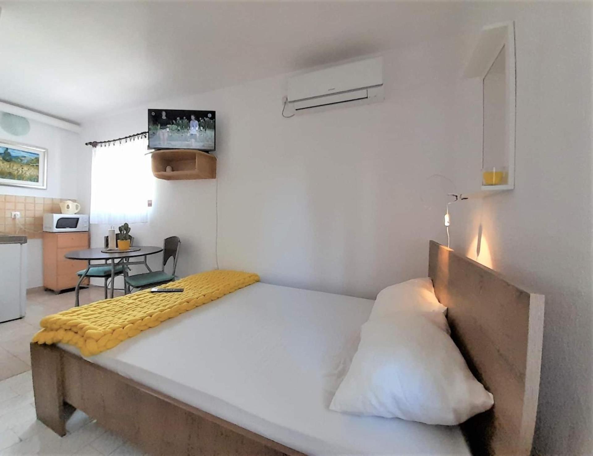 Lovely Studio Malina Close To The Beach Krk Town Bagian luar foto