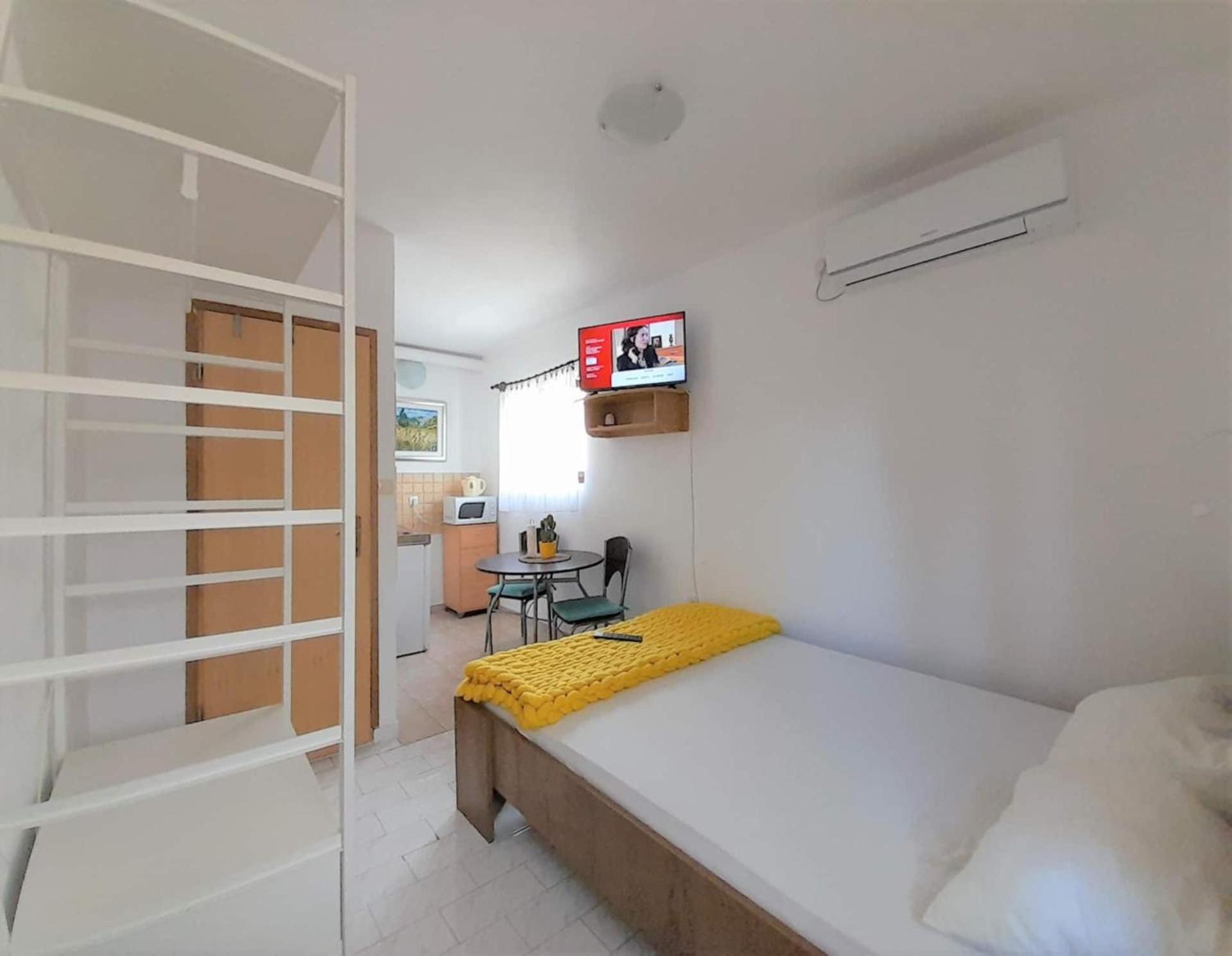 Lovely Studio Malina Close To The Beach Krk Town Bagian luar foto